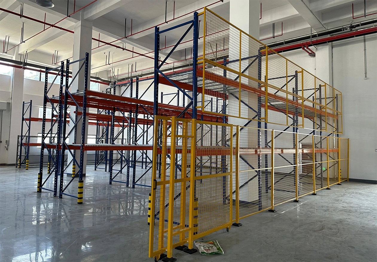 Warehouse Metal Isolation Fence2.jpg Warehouse Metal Isolation Fence2.jpg